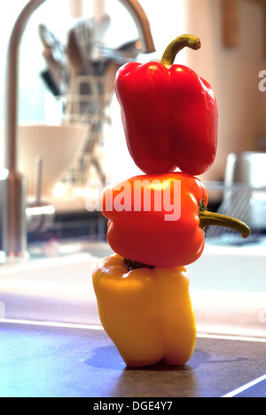 Stapel von rot, orange und gelbe Paprika in kiitchen Stockfoto
