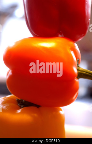 Stapel von rot, orange und gelbe Paprika in kiitchen Stockfoto