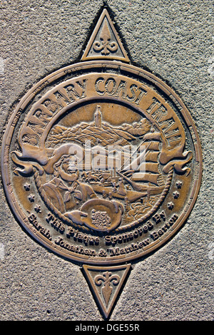 Eine Bronze Medaillon eingebettet auf dem Bürgersteig der Barbary Küste Wanderweg markiert. Fishermans Wharf, San Francisco, USA. Stockfoto