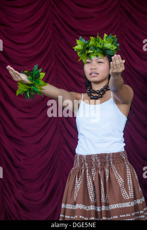 Tänzerin mit traditioneller Kleidung führt hawaiianische Tanz am 23. jährliche Hoolaulea Pacific Islands Festival in Henderson Nevada Stockfoto