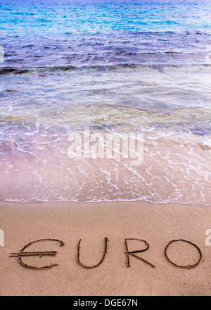 Euro-Wort, geschrieben in den Sand am Strand Stockfoto