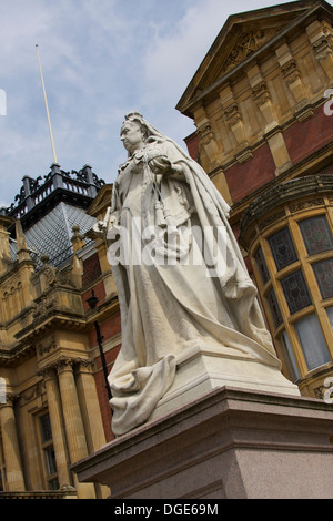 Statue der Königin Victoria außerhalb Rathaus Leamington Spa. Stockfoto