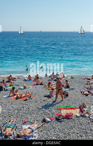 Sonnenbaden am Hauptstrand in Nizza. Stockfoto