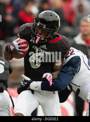 Cincinnati, OH, USA. 19. Oktober 2013. 19. Oktober 2013: Cincinnati Bearcats Wide Receiver Anthony McClung (6) wird in der zweiten Hälfte während der NCAA Football-Spiel zwischen den Connecticut Huskies und die Cincinnati Bearcats Nippert-Stadion in Cincinnati, OH von Connecticut Huskies Sicherheit Andrew Adams (22) getroffen. Die Cincinnati Bearcats besiegte die Connecticut Huskies 41-16. © Csm/Alamy Live-Nachrichten Stockfoto