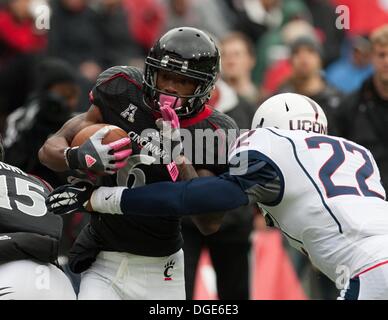Cincinnati, OH, USA. 19. Oktober 2013. 19. Oktober 2013: Cincinnati Bearcats Wide Receiver Anthony McClung (6) trägt den Ball als Connecticut Huskies Sicherheit sieht Andrew Adams (22) zu einem Zweikampf während der NCAA Football-Spiel zwischen den Connecticut Huskies und die Cincinnati Bearcats Nippert-Stadion in Cincinnati, OH. Die Cincinnati Bearcats besiegte die Connecticut Huskies 41-16. © Csm/Alamy Live-Nachrichten Stockfoto