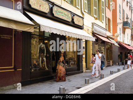 Shopper in der Rue De La Präfektur in Vieille Ville (Altstadt)-Nizza Stockfoto