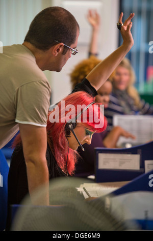 Telefonisten für die Clearing-Helpline an der University of West Of England (UWE Bristol) nehmen Anrufe von hoffnungsvollen stu Stockfoto