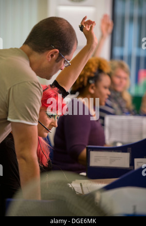 Telefonisten für die Clearing-Helpline an der University of West Of England (UWE Bristol) nehmen Anrufe von hoffnungsvollen stu Stockfoto