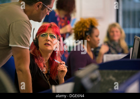 Telefonisten für die Clearing-Helpline an der University of West Of England (UWE Bristol) nehmen Anrufe von hoffnungsvollen stu Stockfoto