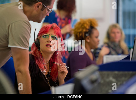 Telefonisten für die Clearing-Helpline an der University of West Of England (UWE Bristol) nehmen Anrufe von hoffnungsvollen stu Stockfoto