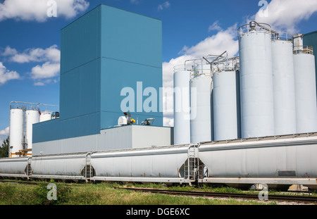 Industrieanlage mit Silos gegen blauen Himmel Stockfoto