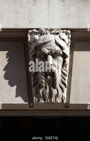 Schnitzereien an der Fassade des Dorset House eine 30er Jahre Bürogebäude, Stamford Street, London, England, UK. Stockfoto