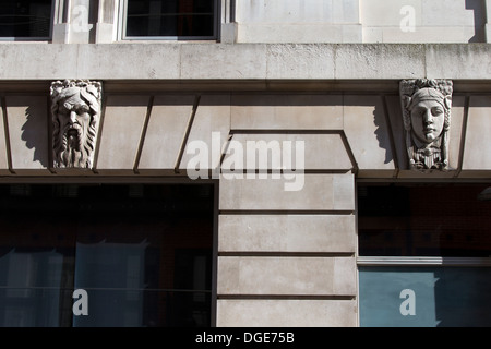 Schnitzereien an der Fassade des Dorset House eine 30er Jahre Bürogebäude, Stamford Street, London, England, UK. Stockfoto