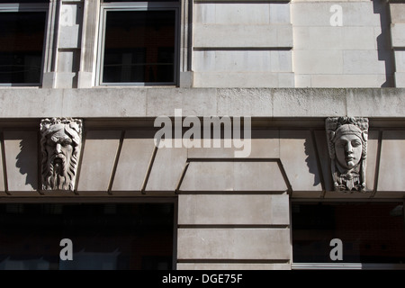 Schnitzereien an der Fassade des Dorset House eine 30er Jahre Bürogebäude, Stamford Street, London, England, UK. Stockfoto