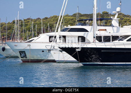 einige Yachten vor Anker im Hafen Stockfoto