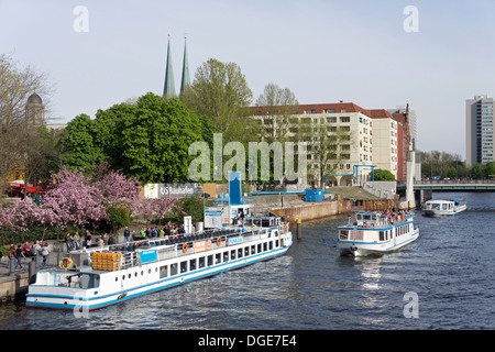 Touristische Schiffe auf der Spree in Berlin, Deutschland Stockfoto