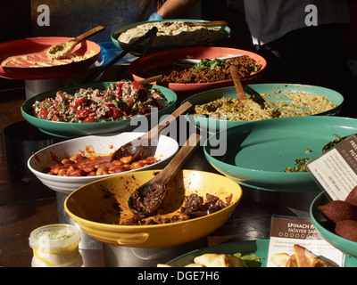 Zubereitete Speisen auf dem Display an der Borough Market, London, England Stockfoto