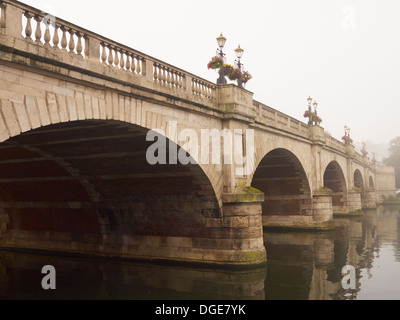 Brücke über die Themse an Kingston, England Stockfoto