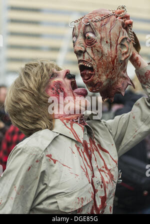 Montreal, Quebec, Kanada. 19. Oktober 2013. Tausende von blutrünstigen Zombies ging und gestaffelt durch Straßen der Innenstadt an einem bewölkten kühlen Herbsttag. Zombie Spaziergänge haben in Städten weltweit seit 2005 statt. © PJ Heller/ZUMAPRESS.com/Alamy Live-Nachrichten Stockfoto