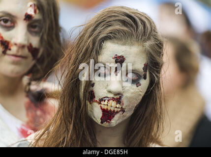 Montreal, Quebec, Kanada. 19. Oktober 2013. Tausende von blutrünstigen Zombies ging und gestaffelt durch Straßen der Innenstadt an einem bewölkten kühlen Herbsttag. Zombie Spaziergänge haben in Städten weltweit seit 2005 statt. © PJ Heller/ZUMAPRESS.com/Alamy Live-Nachrichten Stockfoto