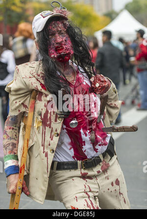 Montreal, Quebec, Kanada. 19. Oktober 2013. Tausende von blutrünstigen Zombies ging und gestaffelt durch Straßen der Innenstadt an einem bewölkten kühlen Herbsttag. Zombie Spaziergänge haben in Städten weltweit seit 2005 statt. © PJ Heller/ZUMAPRESS.com/Alamy Live-Nachrichten Stockfoto