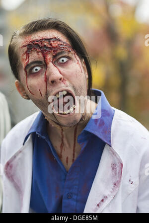 Montreal, Quebec, Kanada. 19. Oktober 2013. Tausende von blutrünstigen Zombies ging und gestaffelt durch Straßen der Innenstadt an einem bewölkten kühlen Herbsttag. Zombie Spaziergänge haben in Städten weltweit seit 2005 statt. © PJ Heller/ZUMAPRESS.com/Alamy Live-Nachrichten Stockfoto