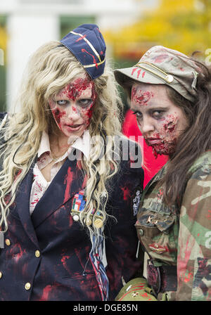 Montreal, Quebec, Kanada. 19. Oktober 2013. Tausende von blutrünstigen Zombies ging und gestaffelt durch Straßen der Innenstadt an einem bewölkten kühlen Herbsttag. Zombie Spaziergänge haben in Städten weltweit seit 2005 statt. © PJ Heller/ZUMAPRESS.com/Alamy Live-Nachrichten Stockfoto