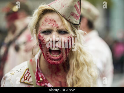 Montreal, Quebec, Kanada. 19. Oktober 2013. Tausende von blutrünstigen Zombies ging und gestaffelt durch Straßen der Innenstadt an einem bewölkten kühlen Herbsttag. Zombie Spaziergänge haben in Städten weltweit seit 2005 statt. © PJ Heller/ZUMAPRESS.com/Alamy Live-Nachrichten Stockfoto