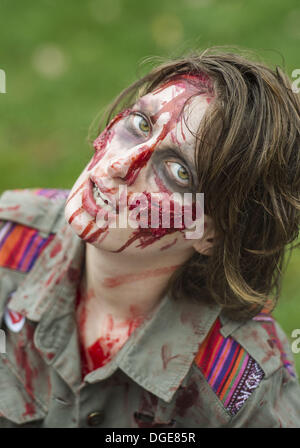 Montreal, Quebec, Kanada. 19. Oktober 2013. Tausende von blutrünstigen Zombies ging und gestaffelt durch Straßen der Innenstadt an einem bewölkten kühlen Herbsttag. Zombie Spaziergänge haben in Städten weltweit seit 2005 statt. © PJ Heller/ZUMAPRESS.com/Alamy Live-Nachrichten Stockfoto