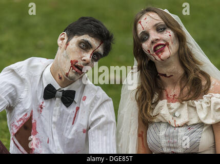 Montreal, Quebec, Kanada. 19. Oktober 2013. Tausende von blutrünstigen Zombies ging und gestaffelt durch Straßen der Innenstadt an einem bewölkten kühlen Herbsttag. Zombie Spaziergänge haben in Städten weltweit seit 2005 statt. © PJ Heller/ZUMAPRESS.com/Alamy Live-Nachrichten Stockfoto