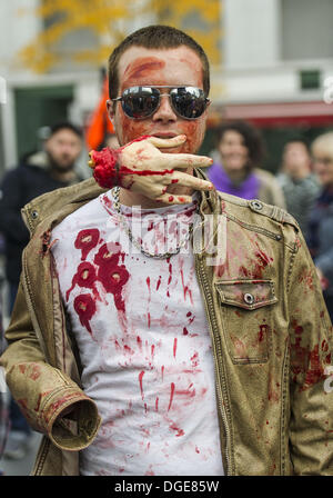 Montreal, Quebec, Kanada. 19. Oktober 2013. Tausende von blutrünstigen Zombies ging und gestaffelt durch Straßen der Innenstadt an einem bewölkten kühlen Herbsttag. Zombie Spaziergänge haben in Städten weltweit seit 2005 statt. © PJ Heller/ZUMAPRESS.com/Alamy Live-Nachrichten Stockfoto