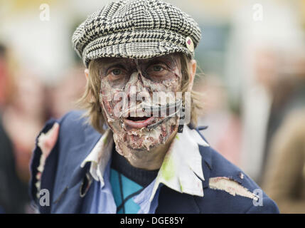 Montreal, Quebec, Kanada. 19. Oktober 2013. Tausende von blutrünstigen Zombies ging und gestaffelt durch Straßen der Innenstadt an einem bewölkten kühlen Herbsttag. Zombie Spaziergänge haben in Städten weltweit seit 2005 statt. © PJ Heller/ZUMAPRESS.com/Alamy Live-Nachrichten Stockfoto