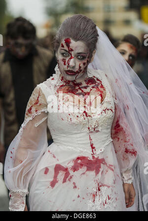 Montreal, Quebec, Kanada. 19. Oktober 2013. Tausende von blutrünstigen Zombies ging und gestaffelt durch Straßen der Innenstadt an einem bewölkten kühlen Herbsttag. Zombie Spaziergänge haben in Städten weltweit seit 2005 statt. © PJ Heller/ZUMAPRESS.com/Alamy Live-Nachrichten Stockfoto
