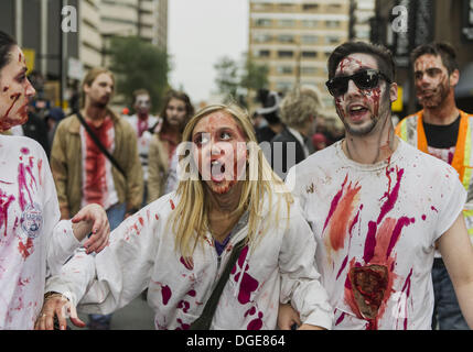 Montreal, Quebec, Kanada. 19. Oktober 2013. Tausende von blutrünstigen Zombies ging und gestaffelt durch Straßen der Innenstadt an einem bewölkten kühlen Herbsttag. Zombie Spaziergänge haben in Städten weltweit seit 2005 statt. © PJ Heller/ZUMAPRESS.com/Alamy Live-Nachrichten Stockfoto