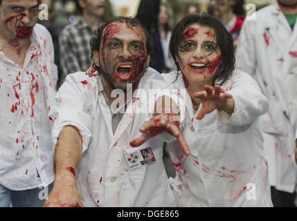 Montreal, Quebec, Kanada. 19. Oktober 2013. Tausende von blutrünstigen Zombies ging und gestaffelt durch Straßen der Innenstadt an einem bewölkten kühlen Herbsttag. Zombie Spaziergänge haben in Städten weltweit seit 2005 statt. © PJ Heller/ZUMAPRESS.com/Alamy Live-Nachrichten Stockfoto