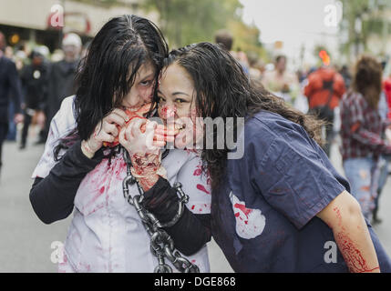 Montreal, Quebec, Kanada. 19. Oktober 2013. Tausende von blutrünstigen Zombies ging und gestaffelt durch Straßen der Innenstadt an einem bewölkten kühlen Herbsttag. Zombie Spaziergänge haben in Städten weltweit seit 2005 statt. © PJ Heller/ZUMAPRESS.com/Alamy Live-Nachrichten Stockfoto