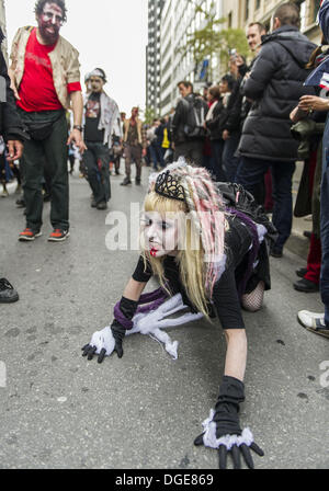 Montreal, Quebec, Kanada. 19. Oktober 2013. Tausende von blutrünstigen Zombies ging und gestaffelt durch Straßen der Innenstadt an einem bewölkten kühlen Herbsttag. Zombie Spaziergänge haben in Städten weltweit seit 2005 statt. © PJ Heller/ZUMAPRESS.com/Alamy Live-Nachrichten Stockfoto