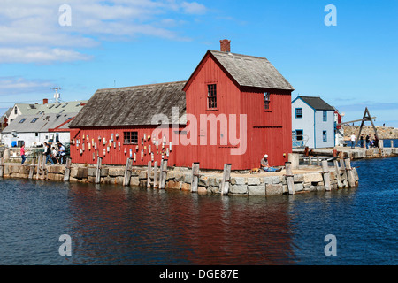 Motif Number 1, das sich an der Bradley Wharf in der Hafenstadt Rockport, Massachusetts befindet, ist bekannt als „das am häufigsten gemalte Gebäude in Amerika“. Stockfoto
