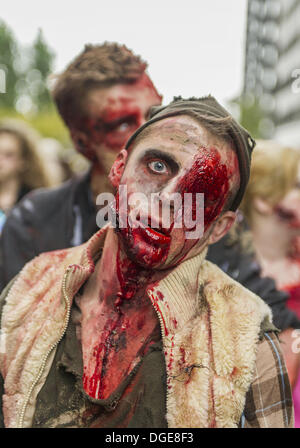 Montreal, Quebec, Kanada. 19. Oktober 2013. Tausende von blutrünstigen Zombies ging und gestaffelt durch Straßen der Innenstadt an einem bewölkten kühlen Herbsttag. Zombie Spaziergänge haben in Städten weltweit seit 2005 statt. © PJ Heller/ZUMAPRESS.com/Alamy Live-Nachrichten Stockfoto