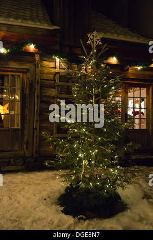 Weihnachtsbaum in Bryggen in Bergen. Stockfoto