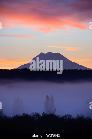 Dramatisches Licht sorgt für eine bunte Szene vor dem Morgengrauen Stockfoto