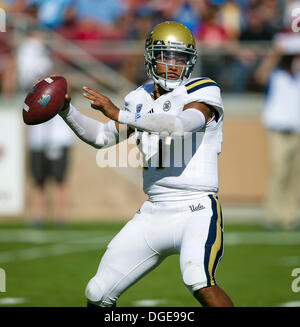 Palo Alto, CA. 19. Oktober 2013. UCLA Bruins Quarterback Brett Hundley (17) in Aktion während der NCAA Football-Spiel zwischen der Stanford Cardinal und die UCLA Bruins im Stanford Stadium in Palo Alto, CA. Stanford besiegte UCLA 24-10. Damon Tarver/Cal Sport Media/Alamy Live-Nachrichten Stockfoto