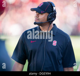 Palo Alto, CA. 19. Oktober 2013. Stanford Cardinal Cheftrainer David Shaw während der NCAA Football-Spiel zwischen der Stanford Cardinal und die UCLA Bruins im Stanford Stadium in Palo Alto, CA. Stanford besiegte UCLA 24-10. Damon Tarver/Cal Sport Media/Alamy Live-Nachrichten Stockfoto