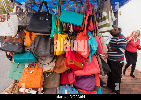 Damen Handtasche Straßenhändler Wagen - USA Stockfoto