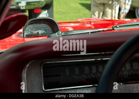 Nahaufnahme von einem Pontiac-Tachometer, amerikanische Auto Club International Oldtimer-Show, Northampton, England, 18. August 2013 Stockfoto