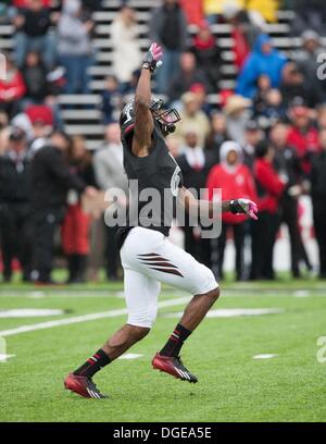 Cincinnati, OH, USA. 19. Oktober 2013. 19. Oktober 2013: Cincinnati Bearcats Wide Receiver Anthony McClung (6) fordert einen fairen fangen während der NCAA Football-Spiel zwischen den Connecticut Huskies und die Cincinnati Bearcats Nippert-Stadion in Cincinnati, OH. Die Cincinnati Bearcats besiegte die Connecticut Huskies 41-16. © Csm/Alamy Live-Nachrichten Stockfoto