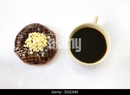 Schoko Donut mit Tasse Kaffee isoliert auf weißem Hintergrund Stockfoto