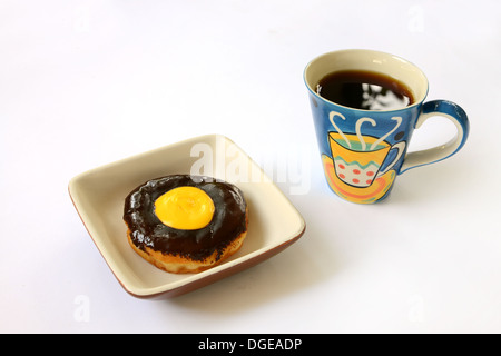 Schoko Donut mit bunten Tasse Kaffee isoliert auf weißem Hintergrund Stockfoto