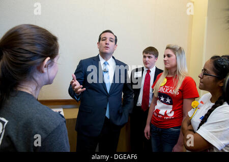 San Antonio, Texas. 19. Oktober 2013. US-Sen Ted Cruz von Texas begrüßt Teilnehmer und junge Menschen vor einer Rede zu Texas Föderation der republikanischen Frauen (TFRW).  Cruz macht Wellen in Washington als Freshman Senator und Tea-Party Lieblings herausfordernd die republikanische Establishment. © Bob Dämmrich/Alamy Live-Nachrichten Stockfoto