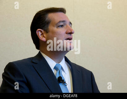 San Antonio, Texas. 19. Oktober 2013. US-Sen Ted Cruz von Texas begrüßt Teilnehmer und junge Menschen vor einer Rede zu Texas Föderation der republikanischen Frauen (TFRW).  Cruz macht Wellen in Washington als Freshman Senator und Tea-Party Lieblings herausfordernd die republikanische Establishment. © Bob Dämmrich/Alamy Live-Nachrichten Stockfoto